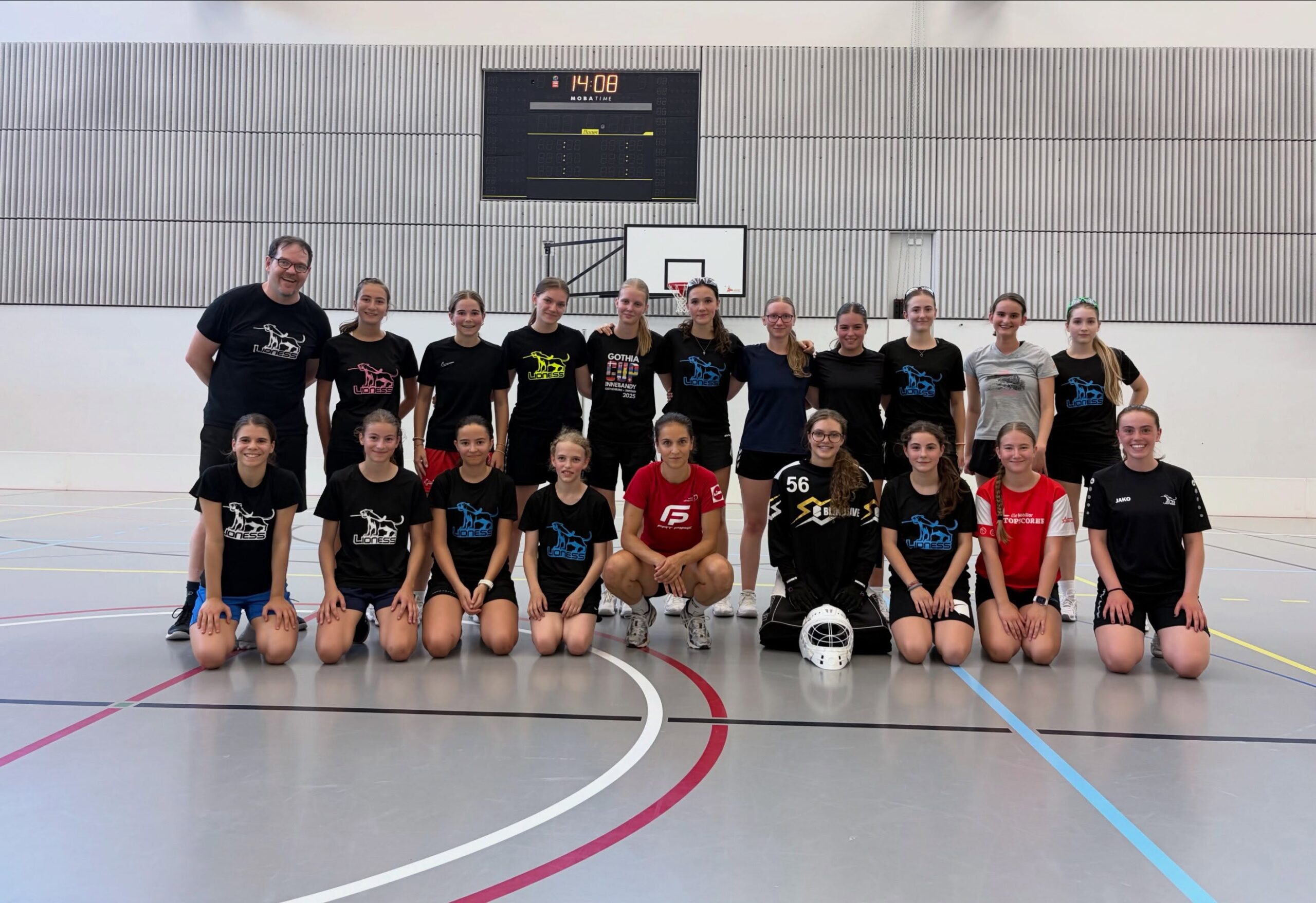 🏑 Trainingswoche mit besonderem Besuch! 💙🤍🦁

Im Rahmen unserer Trainingswoche durften wir Nina Metzger bei uns begrüssen!💪 Sie hat unsere Spielerinnen besucht und ein intensives, abwechslungsreiches Training mit ihnen absolviert.

Vielen Dank, Nina, für deinen Einsatz, deine Energie und die vielen wertvollen Inputs!🔥 Es hat richtig Spass gemacht, gemeinsam Vollgas zu geben und von dir zu lernen.

Danke für deinen Besuch! 💙🤍🦁

#floorballzurichlioness #unihockey #lioness #trainingswoche