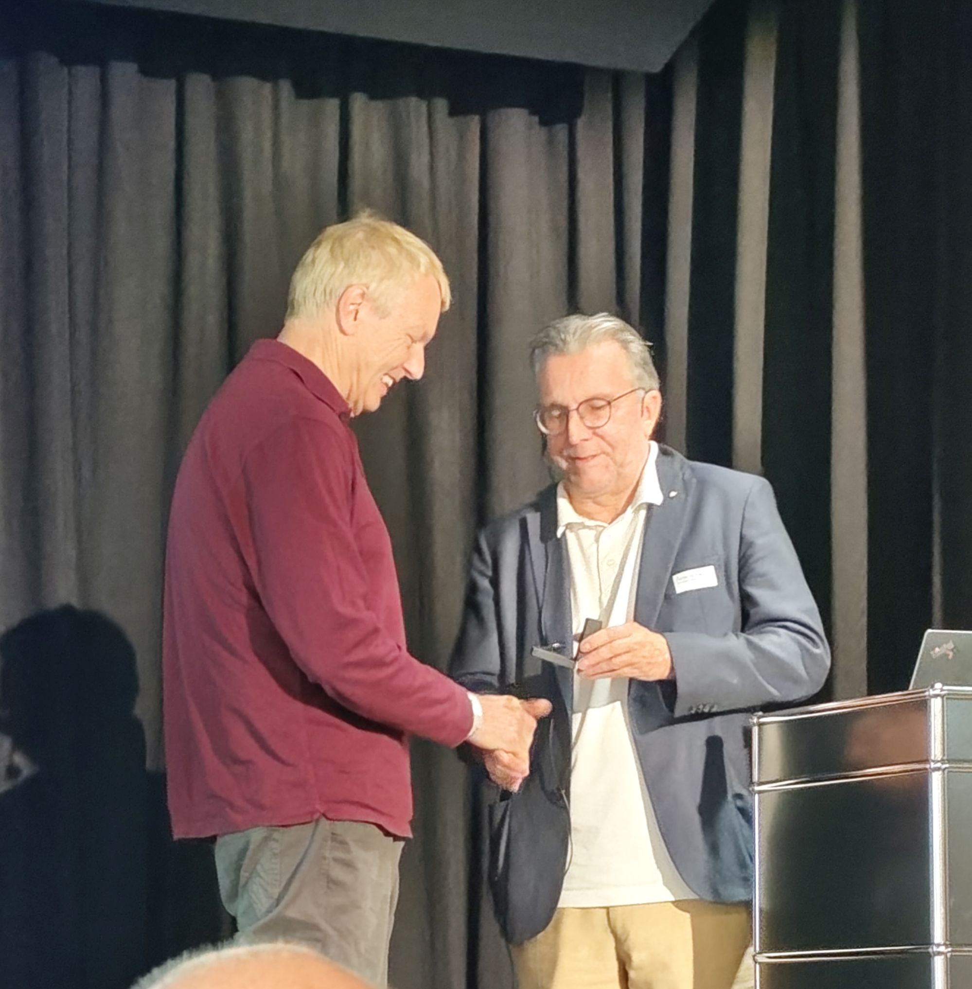 Ehrung mit der goldenen Ehrennadel vom Unihockeyverband für Urs Oberhänsli, überreicht von Daniel Bareiss (Zentralpräsident)